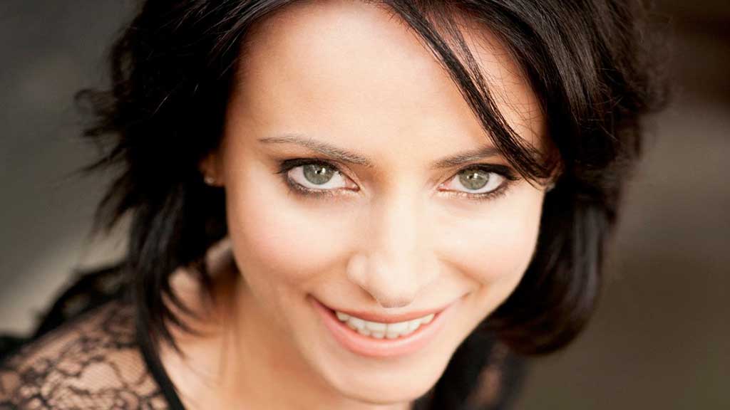 What we all need to learn from the naturally beautiful celebrity, Angie Kent